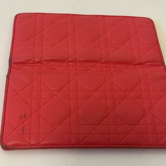 Christain Dior lambskin Cannage wallet in Fuchsia - Picture 6 of 11